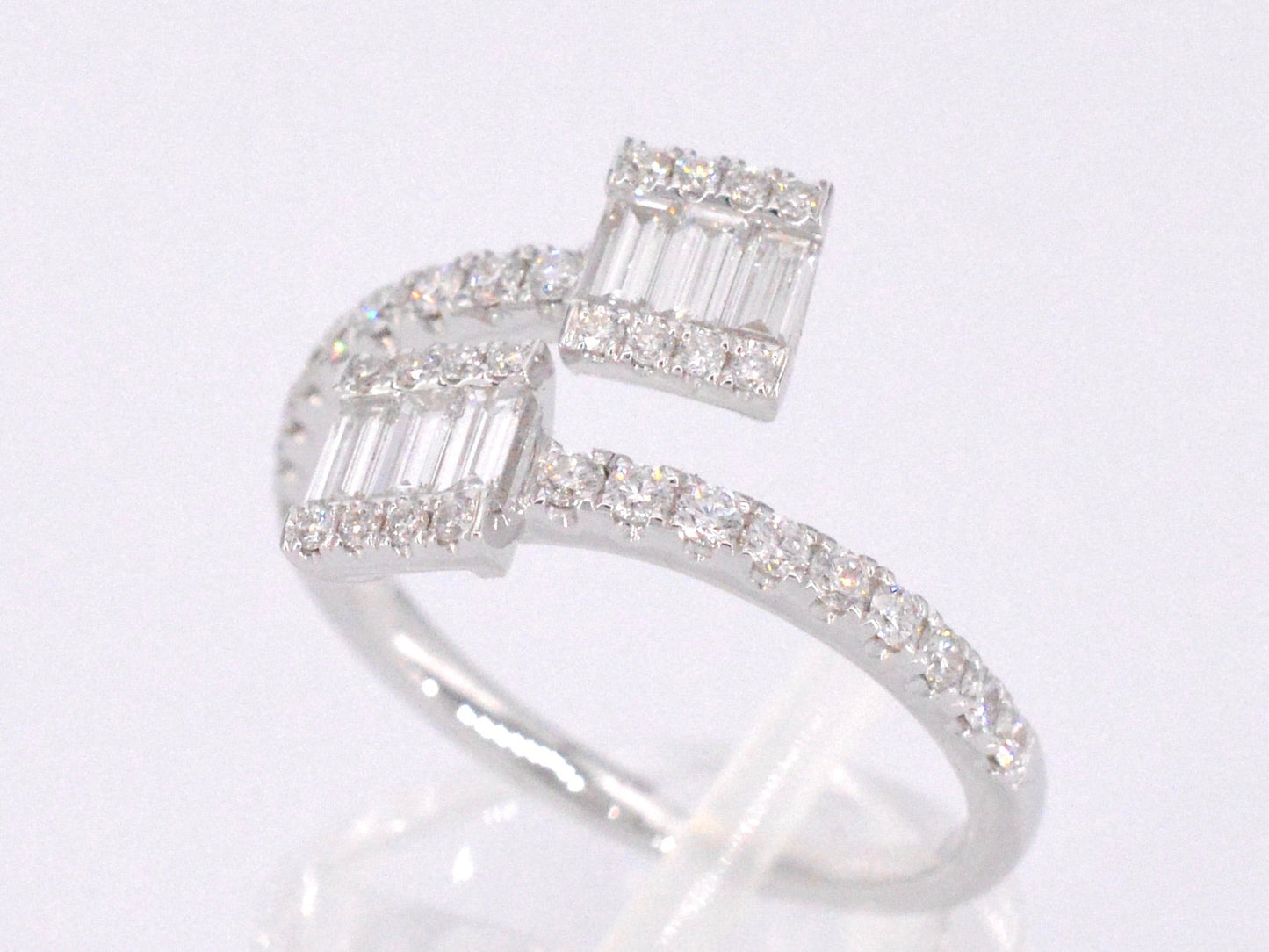 Witgouden design ring met briljant en baguette