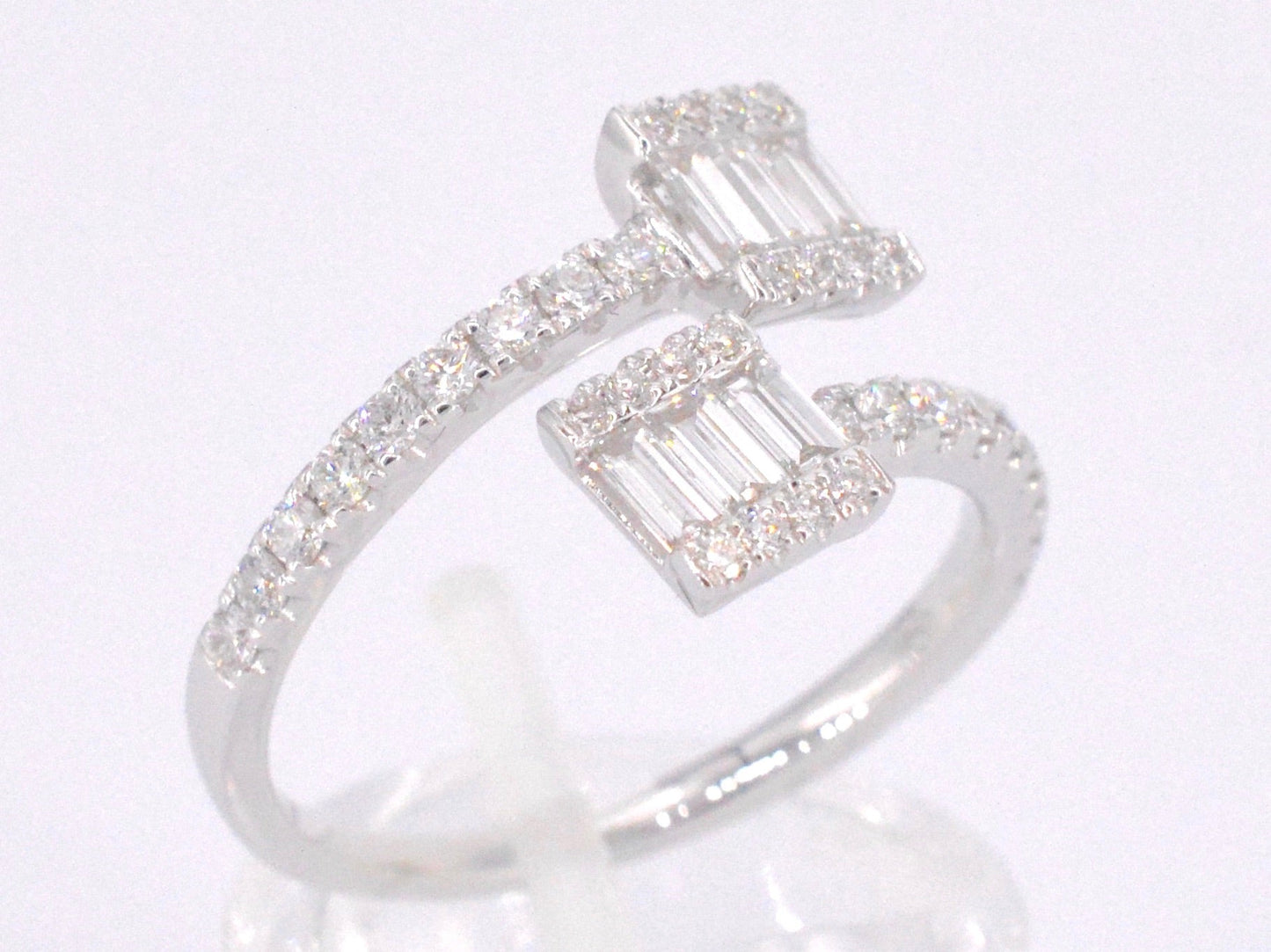 Witgouden design ring met briljant en baguette