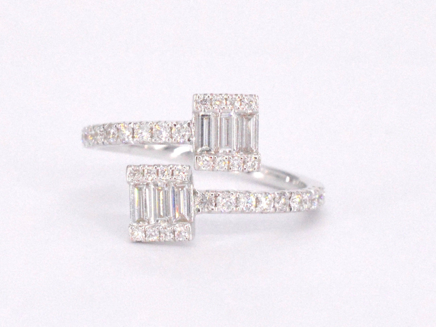 Witgouden design ring met briljant en baguette