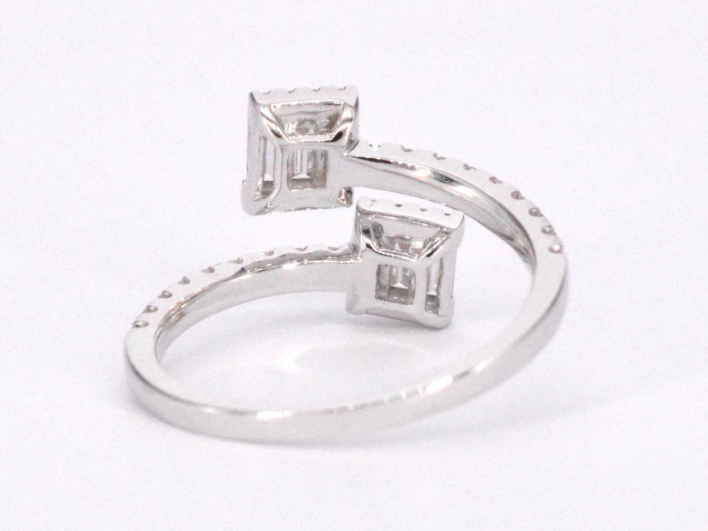 Witgouden design ring met briljant en baguette