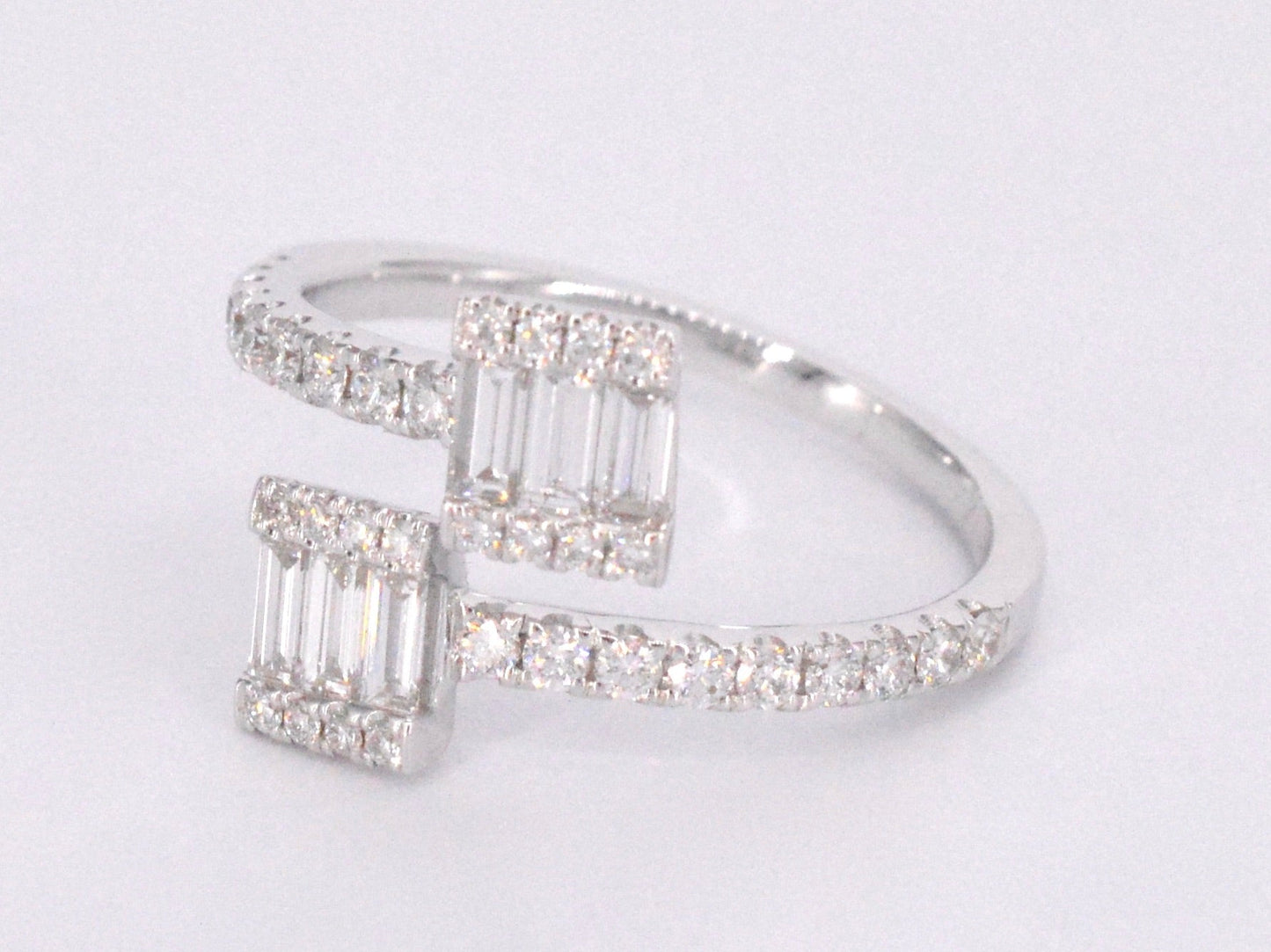 Witgouden design ring met briljant en baguette
