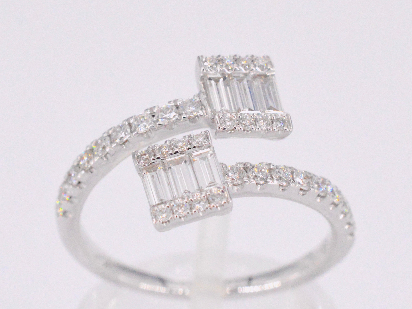 Witgouden design ring met briljant en baguette