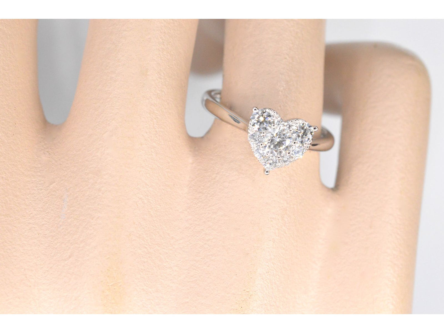 Witgouden ring met diamanten in hart vorm