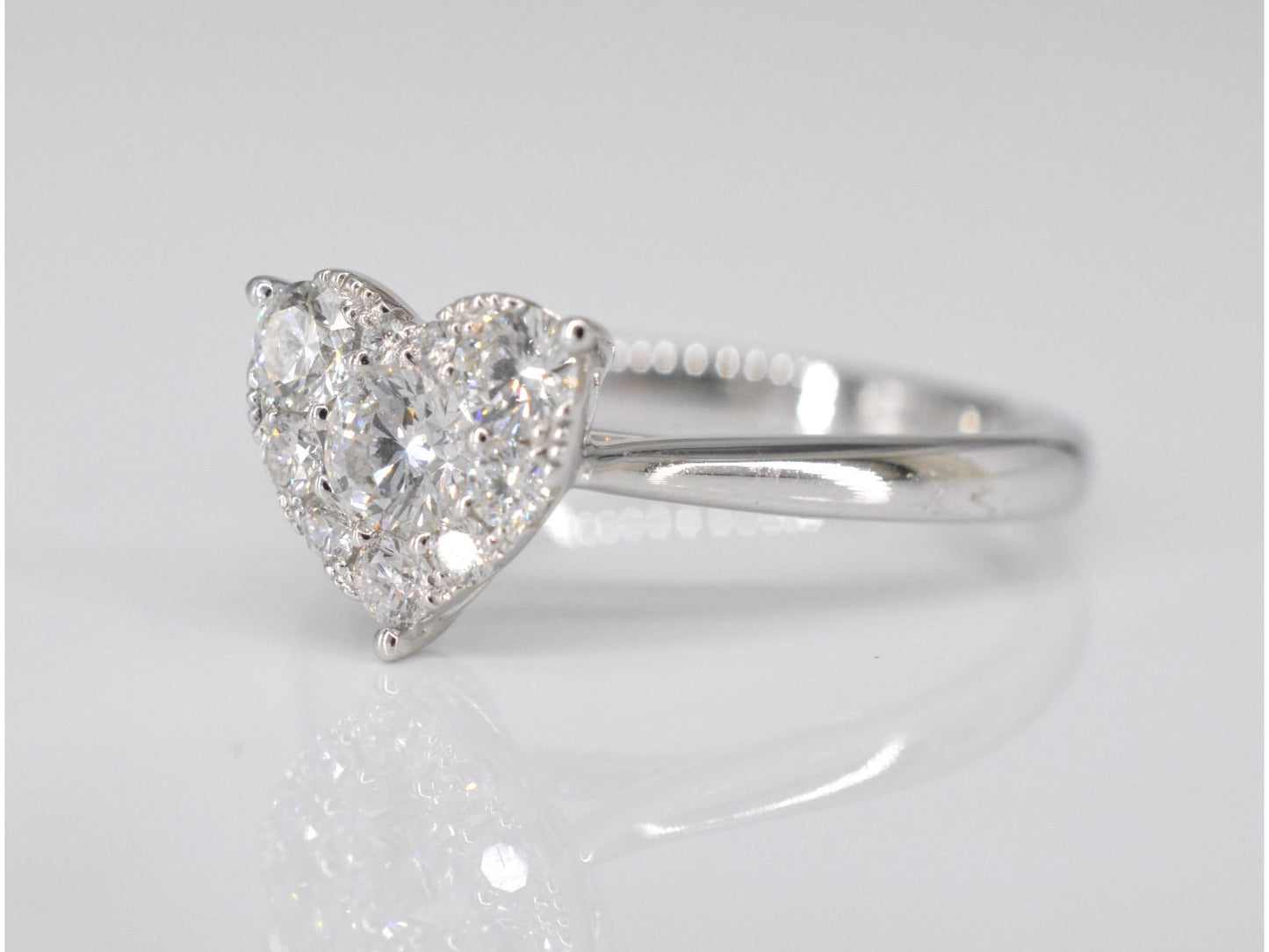 Witgouden ring met diamanten in hart vorm