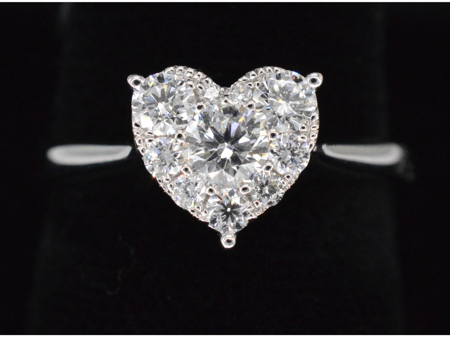 Witgouden ring met diamanten in hart vorm