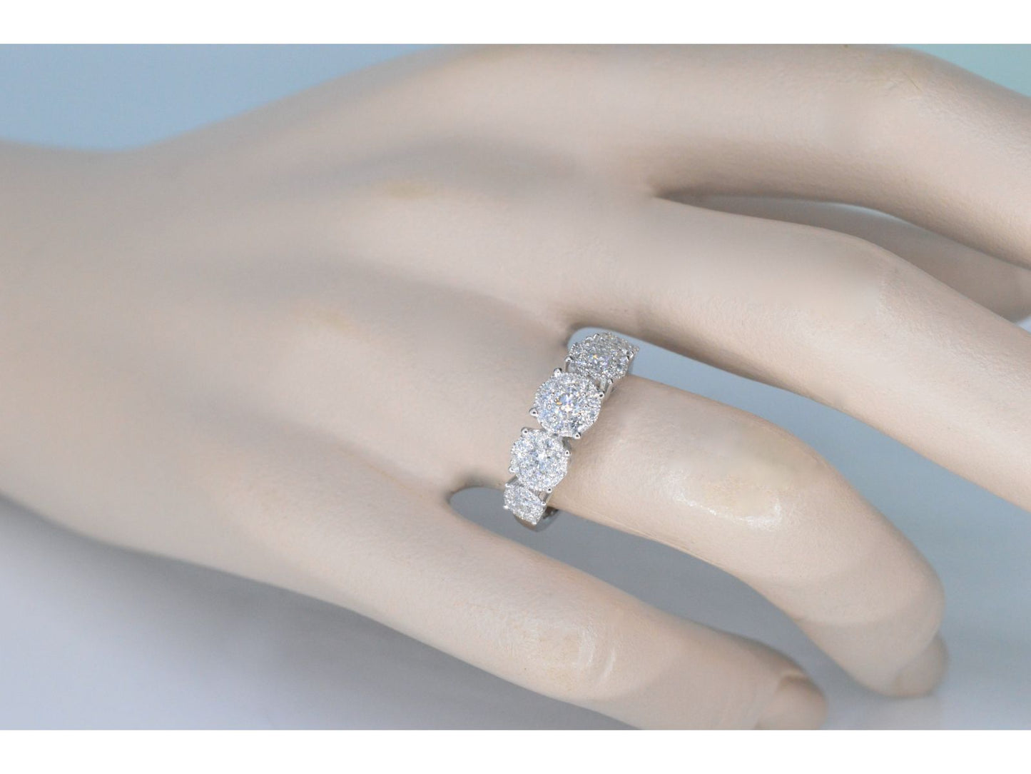 Witgouden rijring met 5 diamanten entourages 1.00 carat