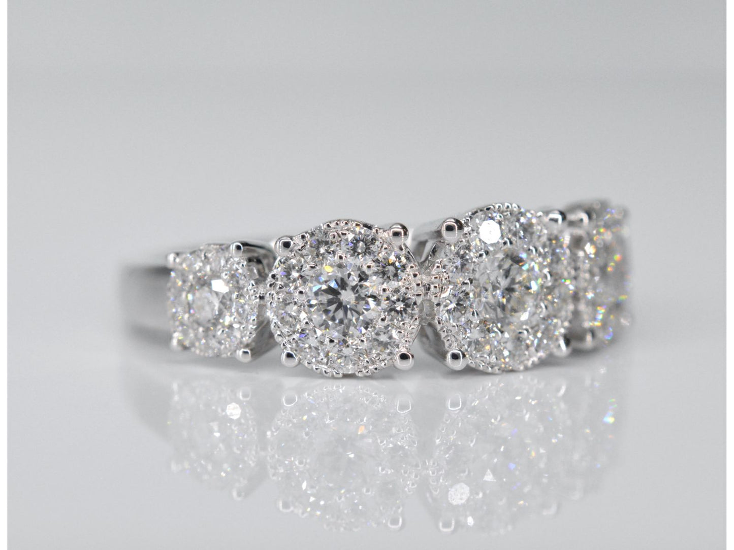 Witgouden rijring met 5 diamanten entourages 1.00 carat