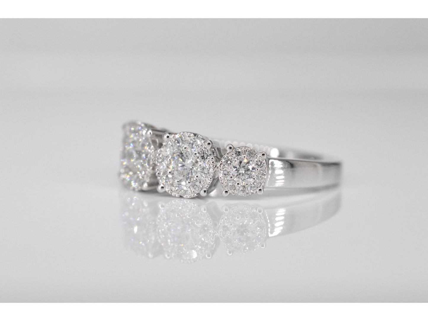 Witgouden rijring met 5 diamanten entourages 1.00 carat