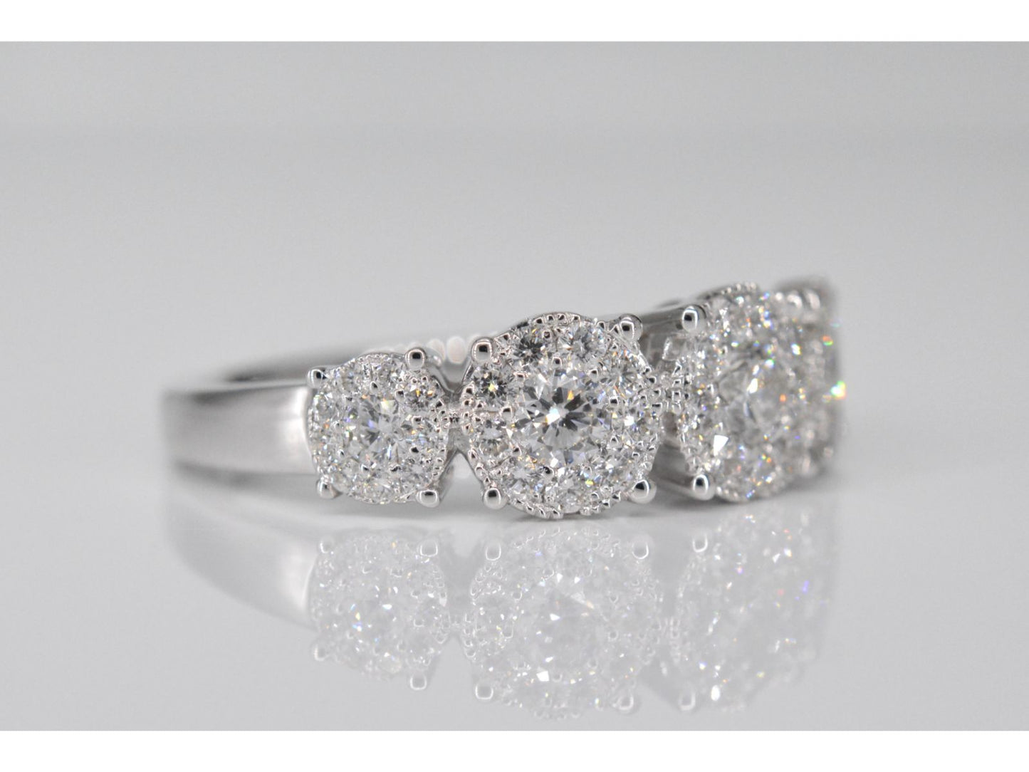 Witgouden rijring met 5 diamanten entourages 1.00 carat