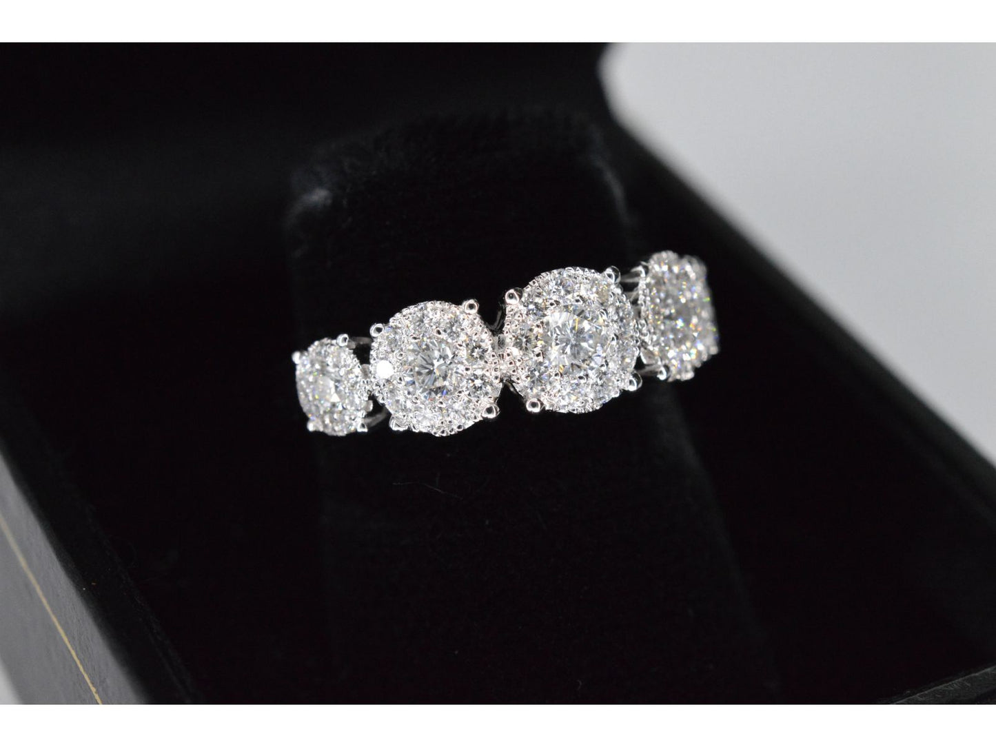 Witgouden rijring met 5 diamanten entourages 1.00 carat