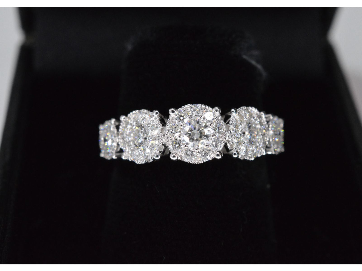 Witgouden rijring met 5 diamanten entourages 1.00 carat