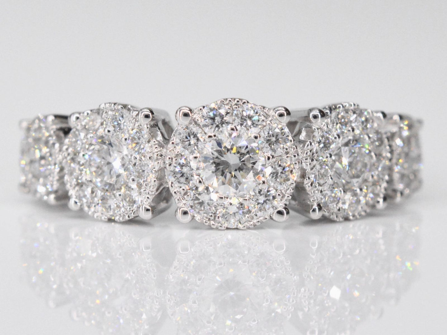 Witgouden rijring met 5 diamanten entourages 1.00 carat