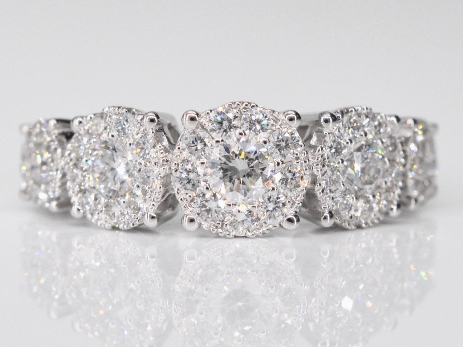 Witgouden rijring met 5 diamanten entourages 1.00 carat