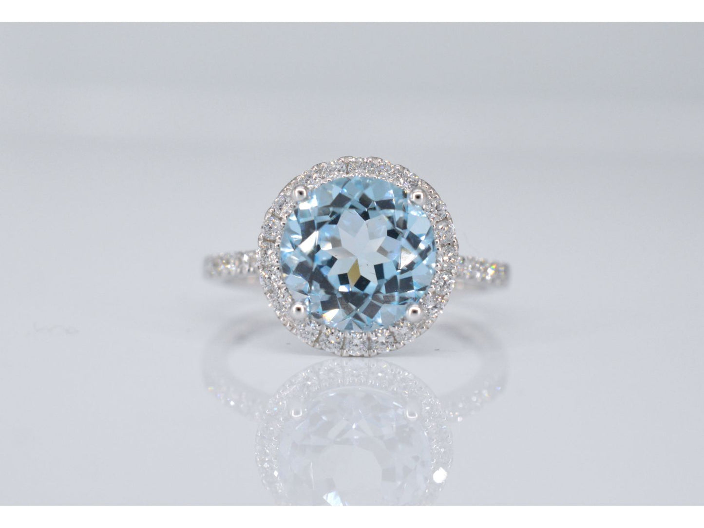 Witgouden entourage ring met een natuurlijke geslepen topaas