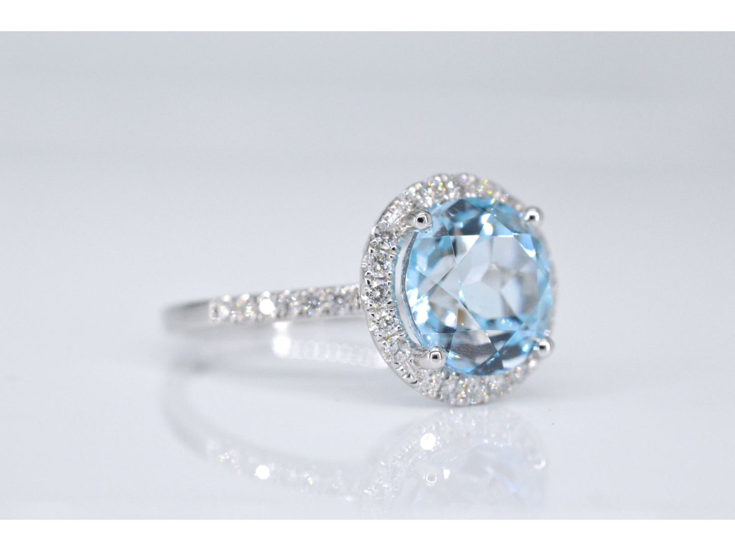 Witgouden entourage ring met een natuurlijke geslepen topaas