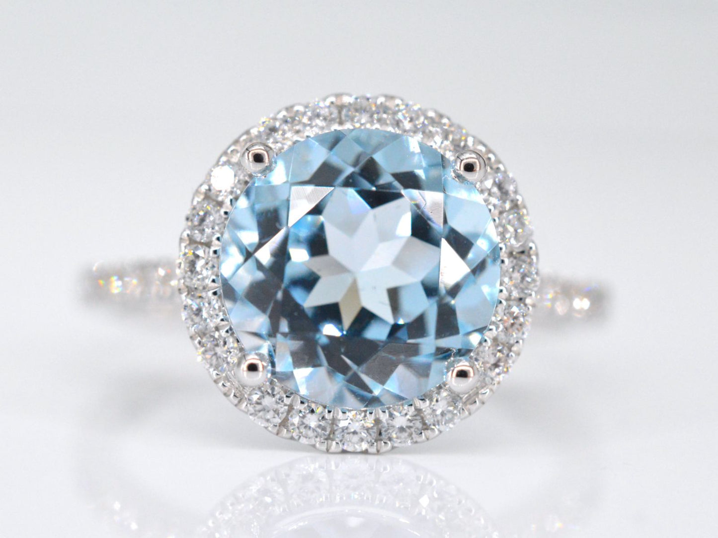 Witgouden entourage ring met een natuurlijke geslepen topaas