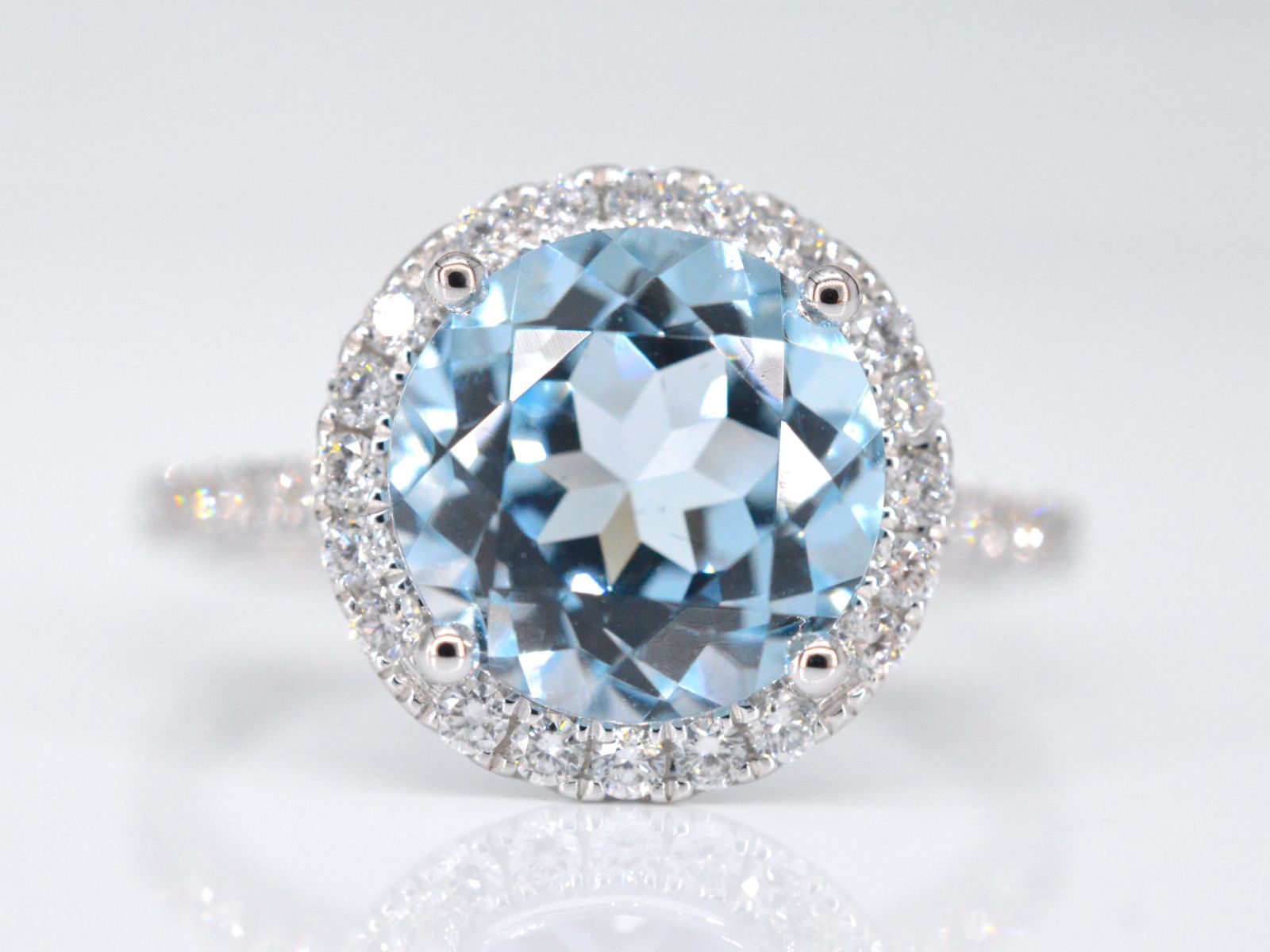 Witgouden entourage ring met een natuurlijke geslepen topaas