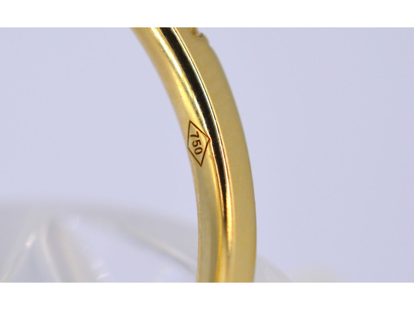 Gouden rijring met briljant geslepen diamant