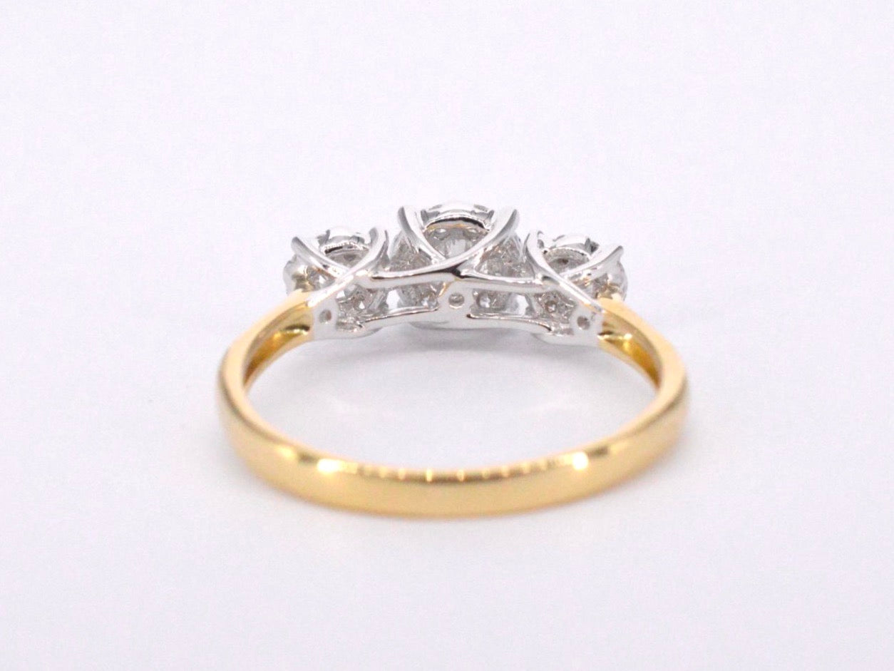 Gold ring with three diamond chatons 0.75 carat