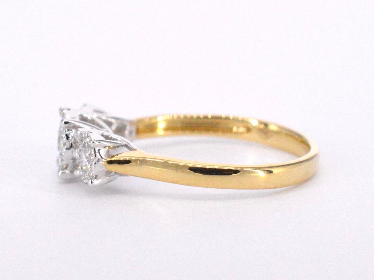Gold ring with three diamond chatons 0.75 carat