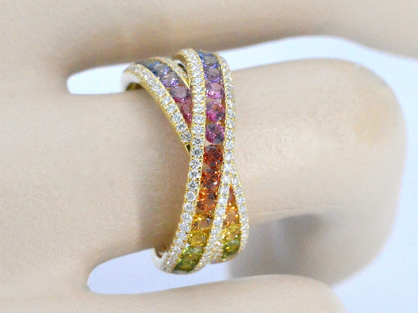 Gold ring with diamonds and multicoloured sapphires