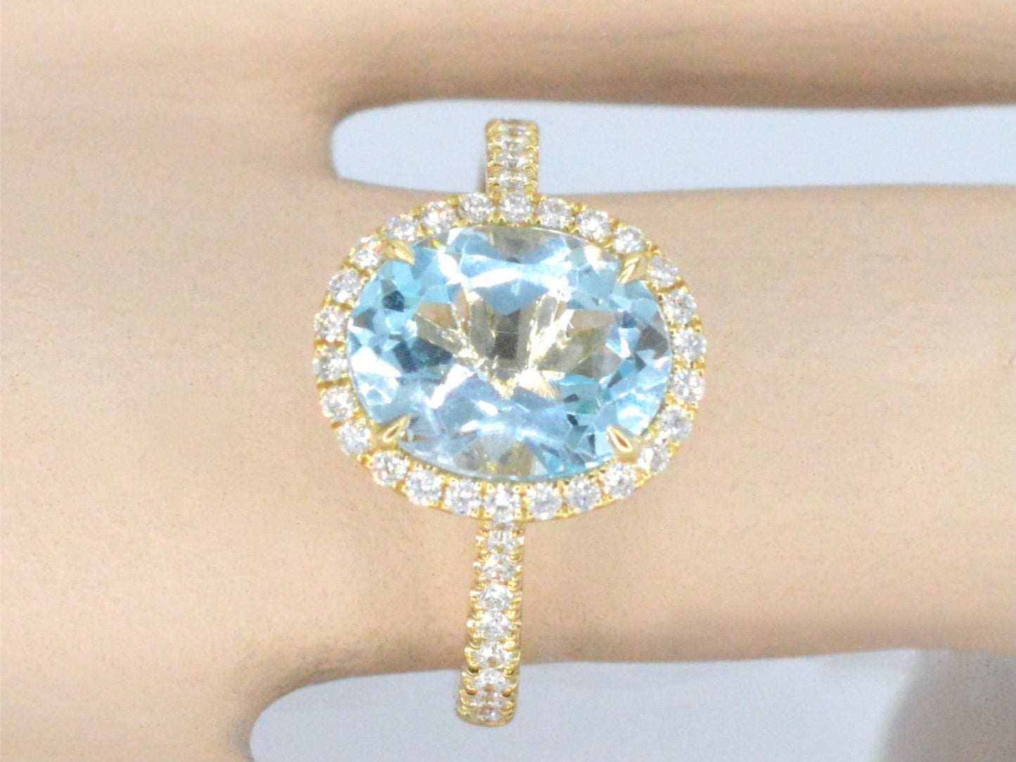 Gouden entourage ring met ovaal geslepen topaas