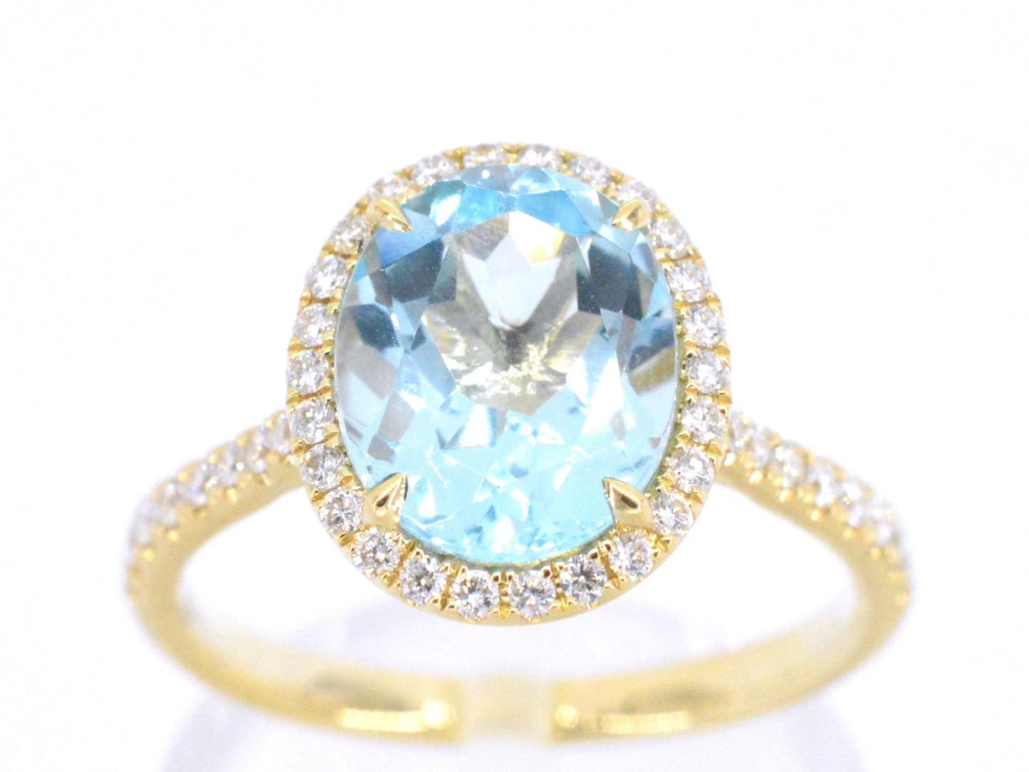 Gouden entourage ring met ovaal geslepen topaas