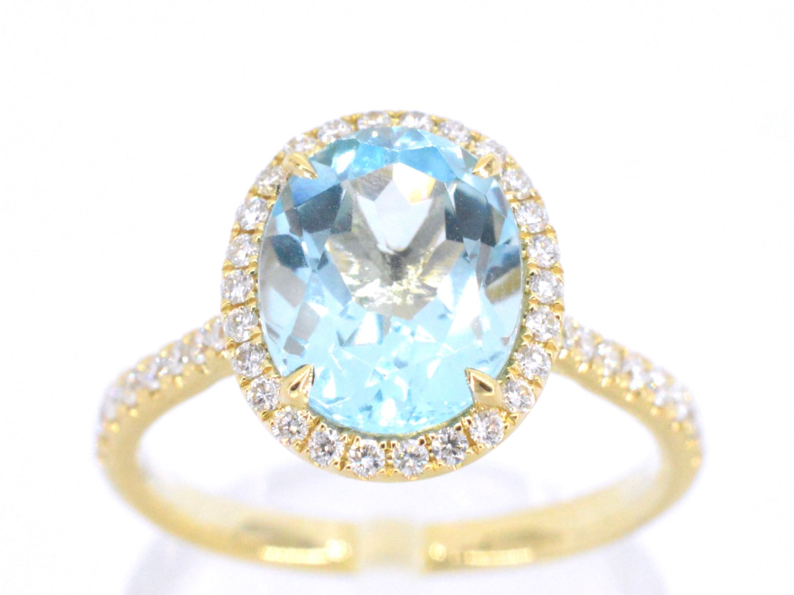 Gouden entourage ring met ovaal geslepen topaas