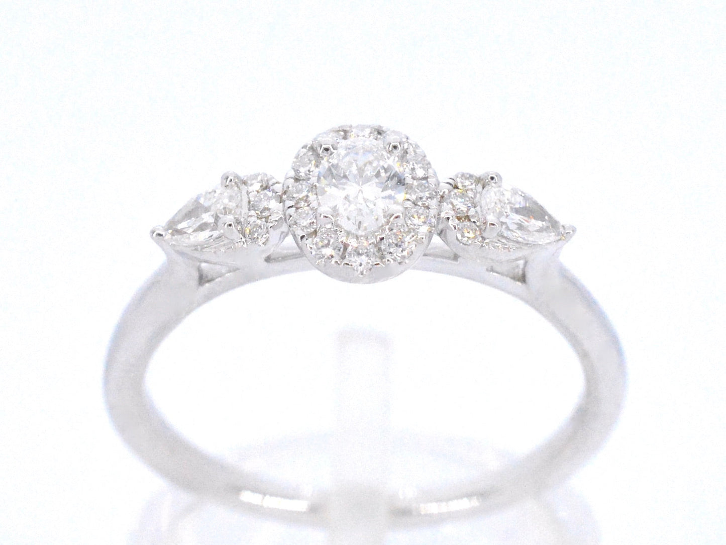 Witgouden ring met diamanten en een oval cut diamant