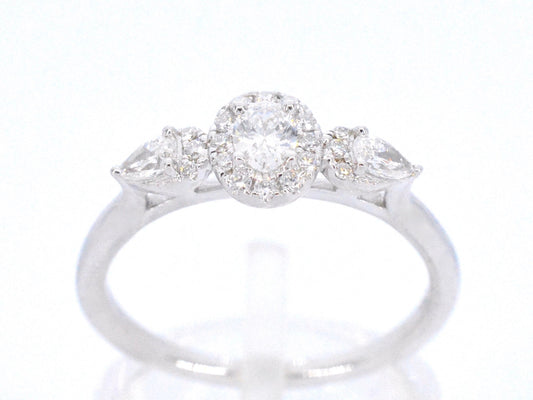 Witgouden ring met diamanten en een oval cut diamant