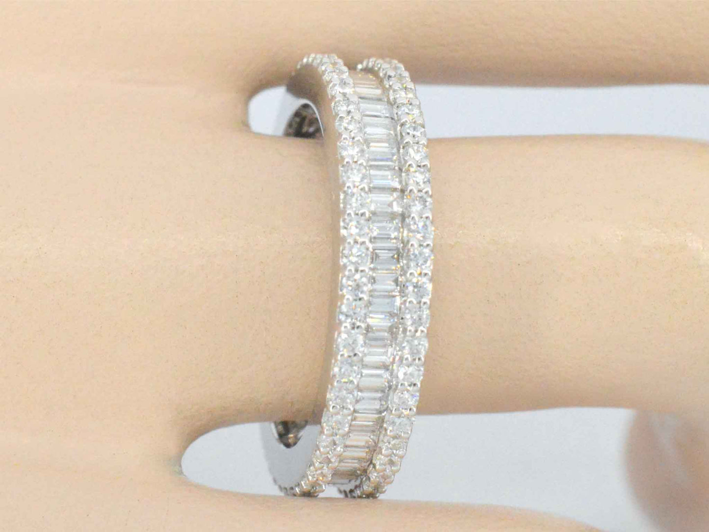 Witgouden ring met briljant en baguette diamanten