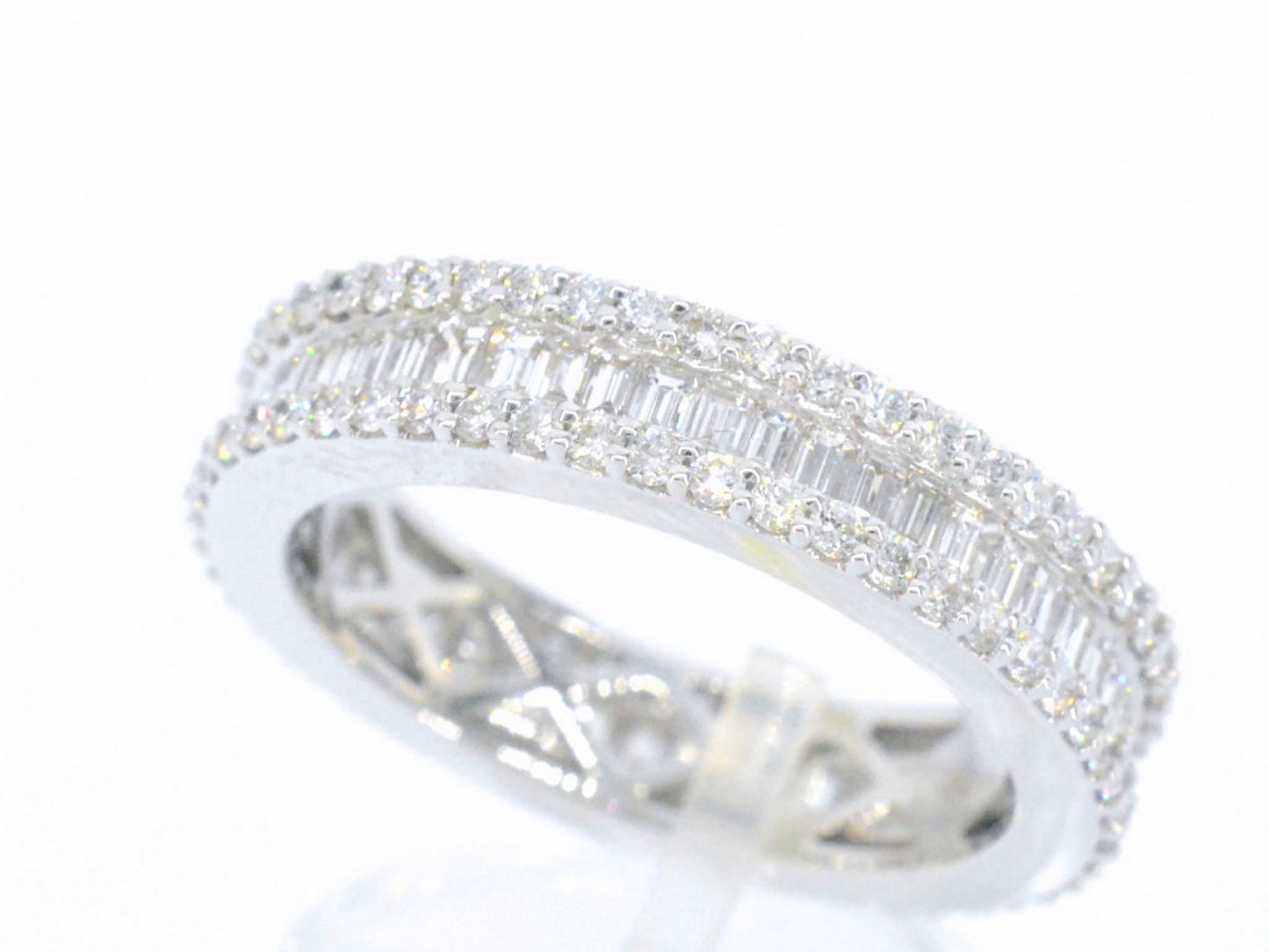 Witgouden ring met briljant en baguette diamanten