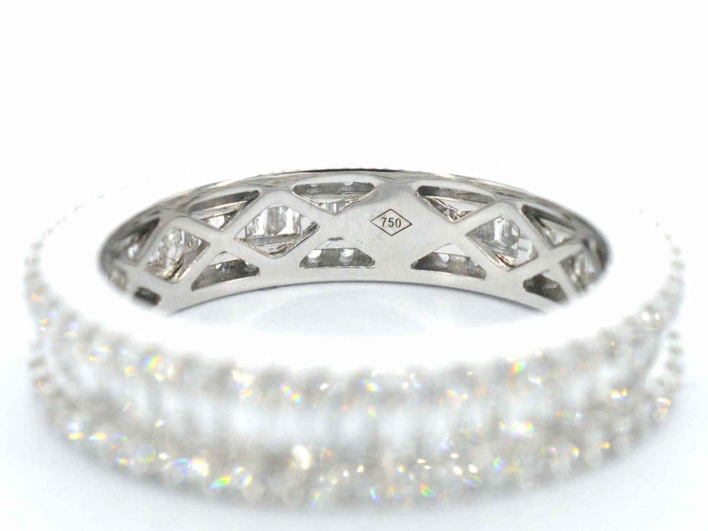 White gold ring with brilliant and baguette diamonds