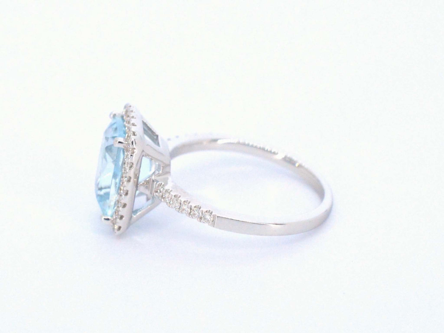 Witgouden entourage ring met een bijzondere aquamarijn