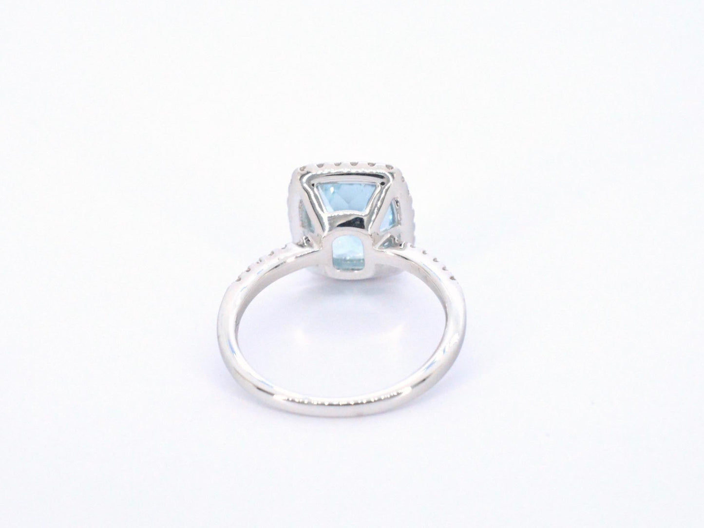 Witgouden entourage ring met een bijzondere aquamarijn