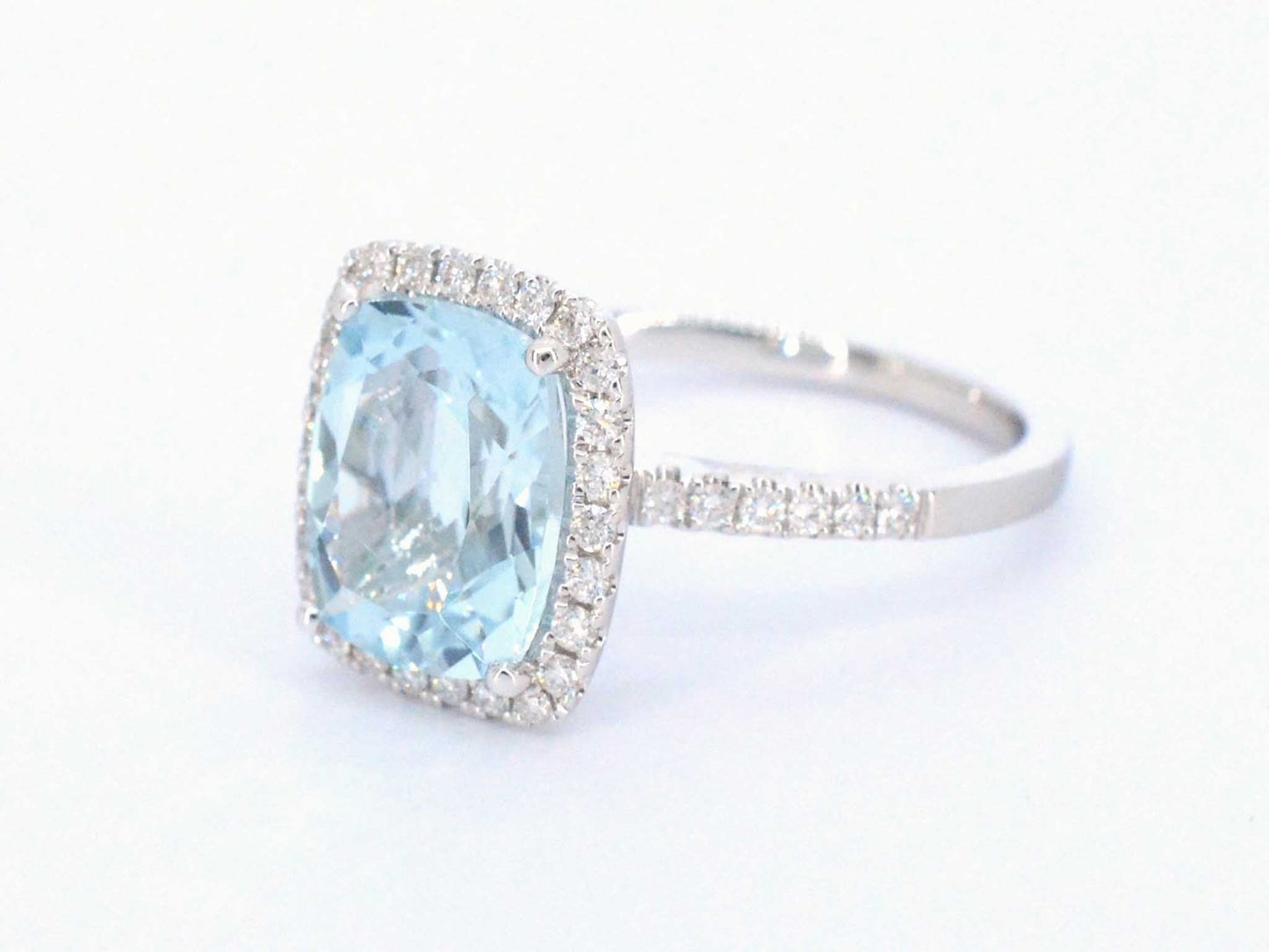 Witgouden entourage ring met een bijzondere aquamarijn