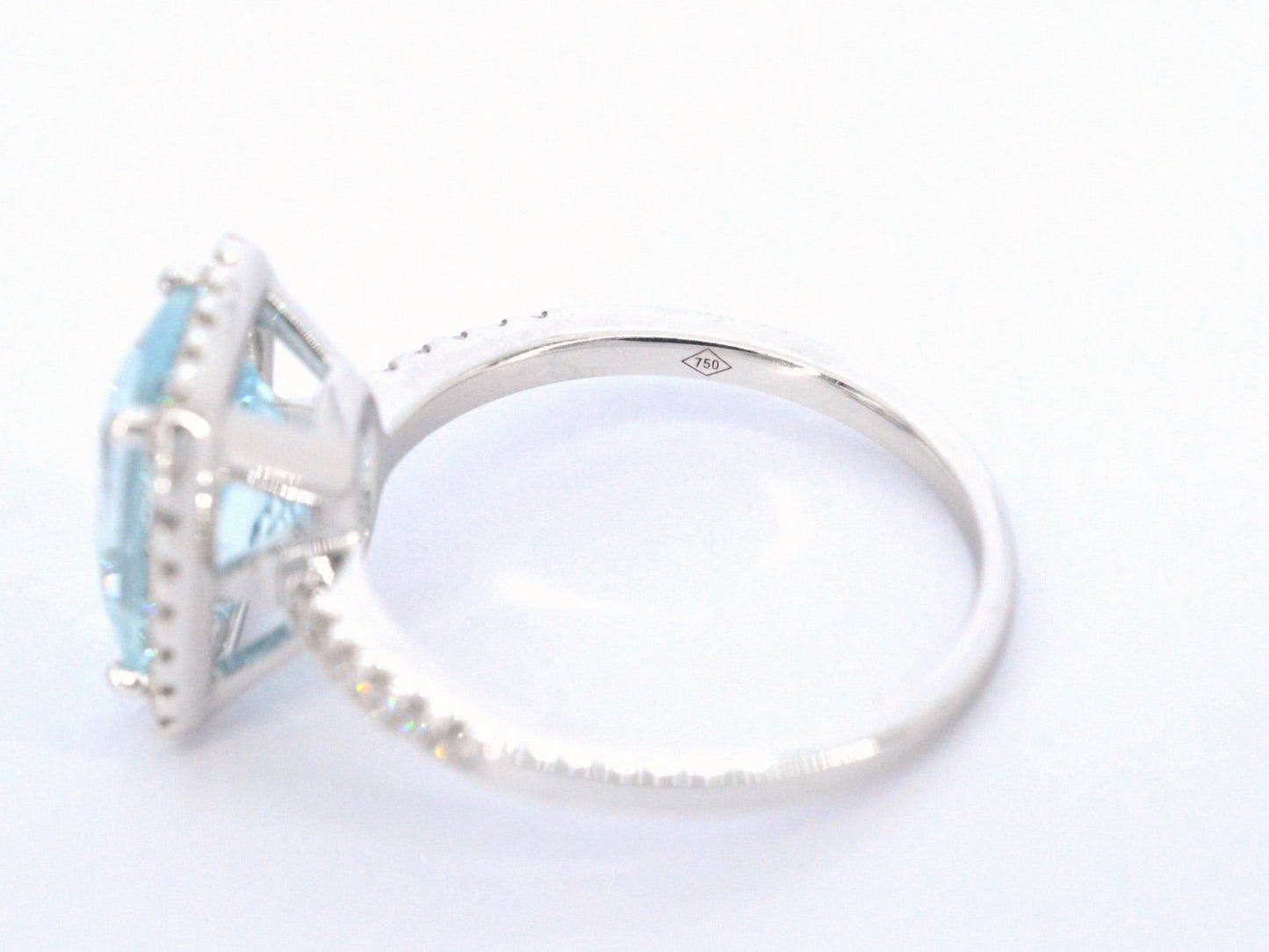 Witgouden entourage ring met een bijzondere aquamarijn