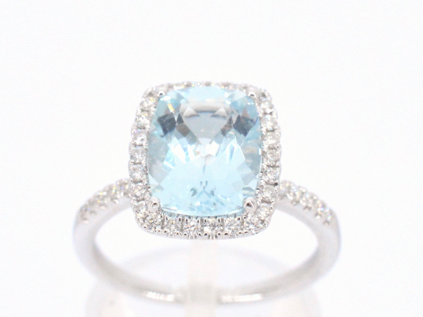 Witgouden entourage ring met een bijzondere aquamarijn