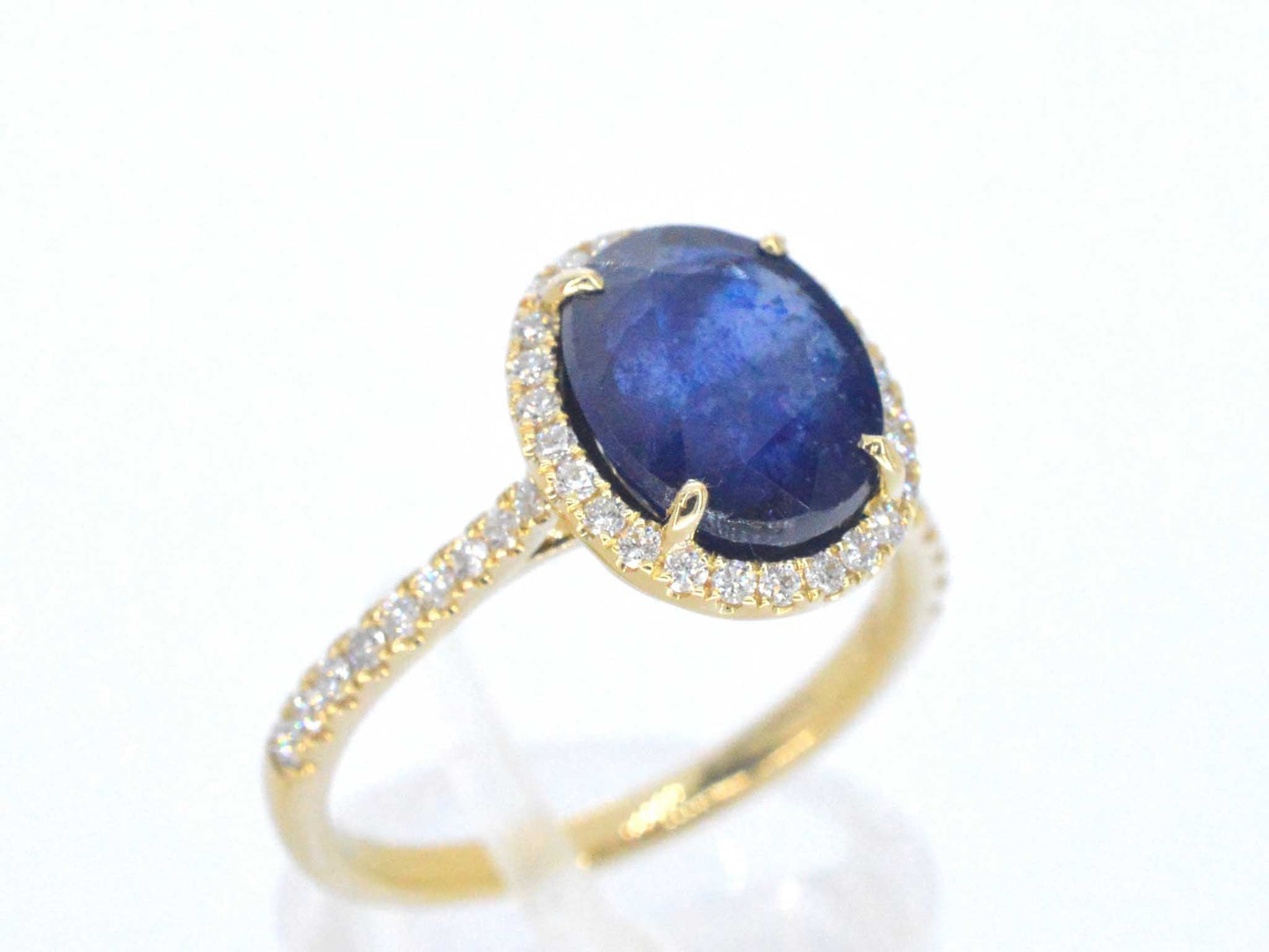 Gouden entourage ring met diamanten en saffier