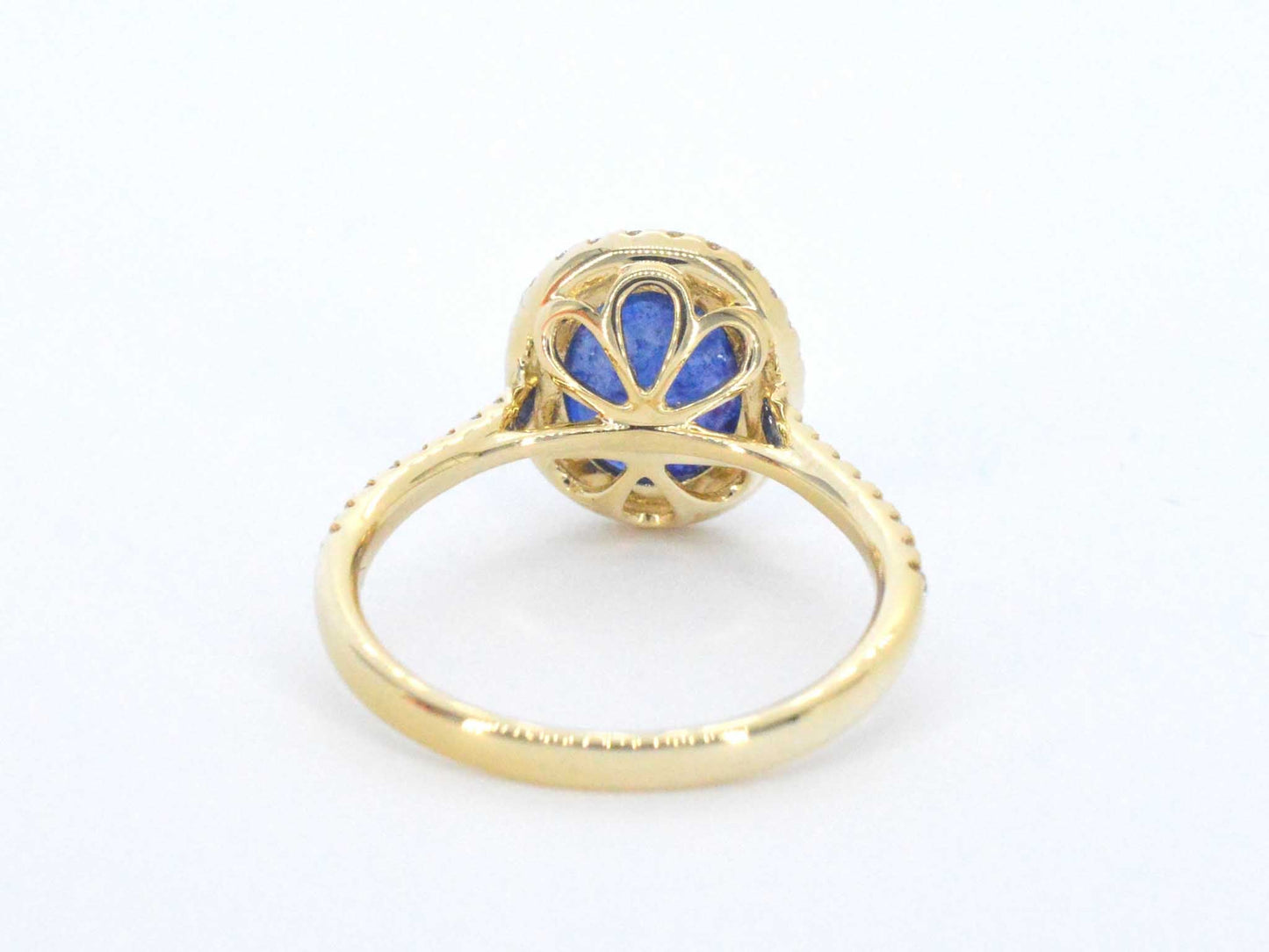 Gouden entourage ring met diamanten en saffier