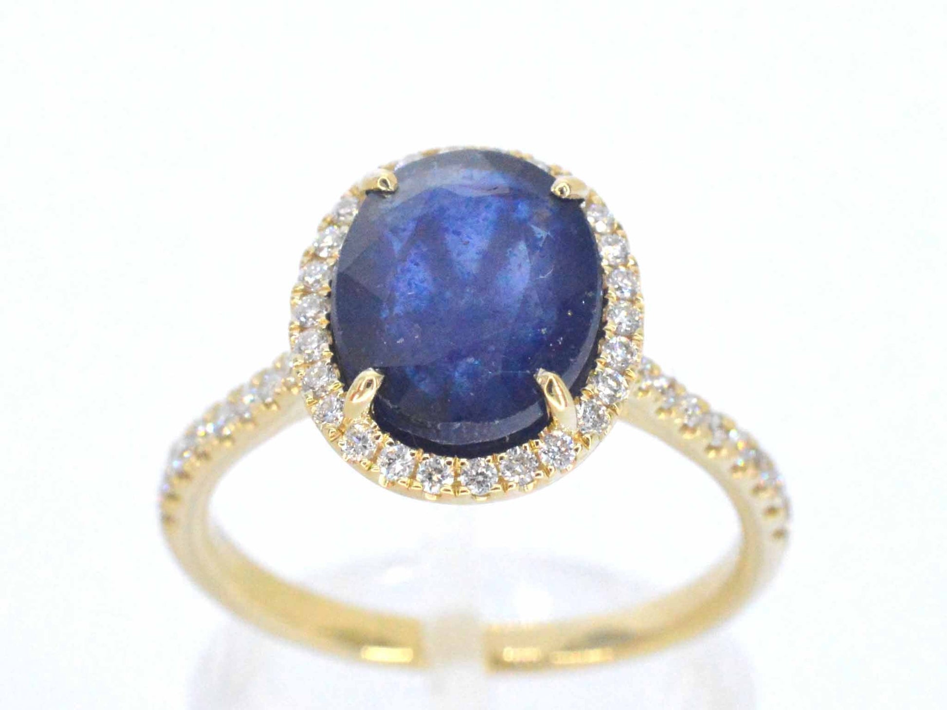 Gouden entourage ring met diamanten en saffier