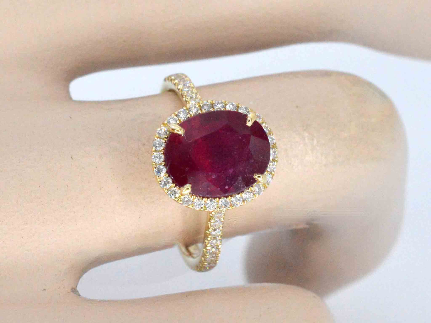 Goldener Entouragering mit Diamanten und Rubin