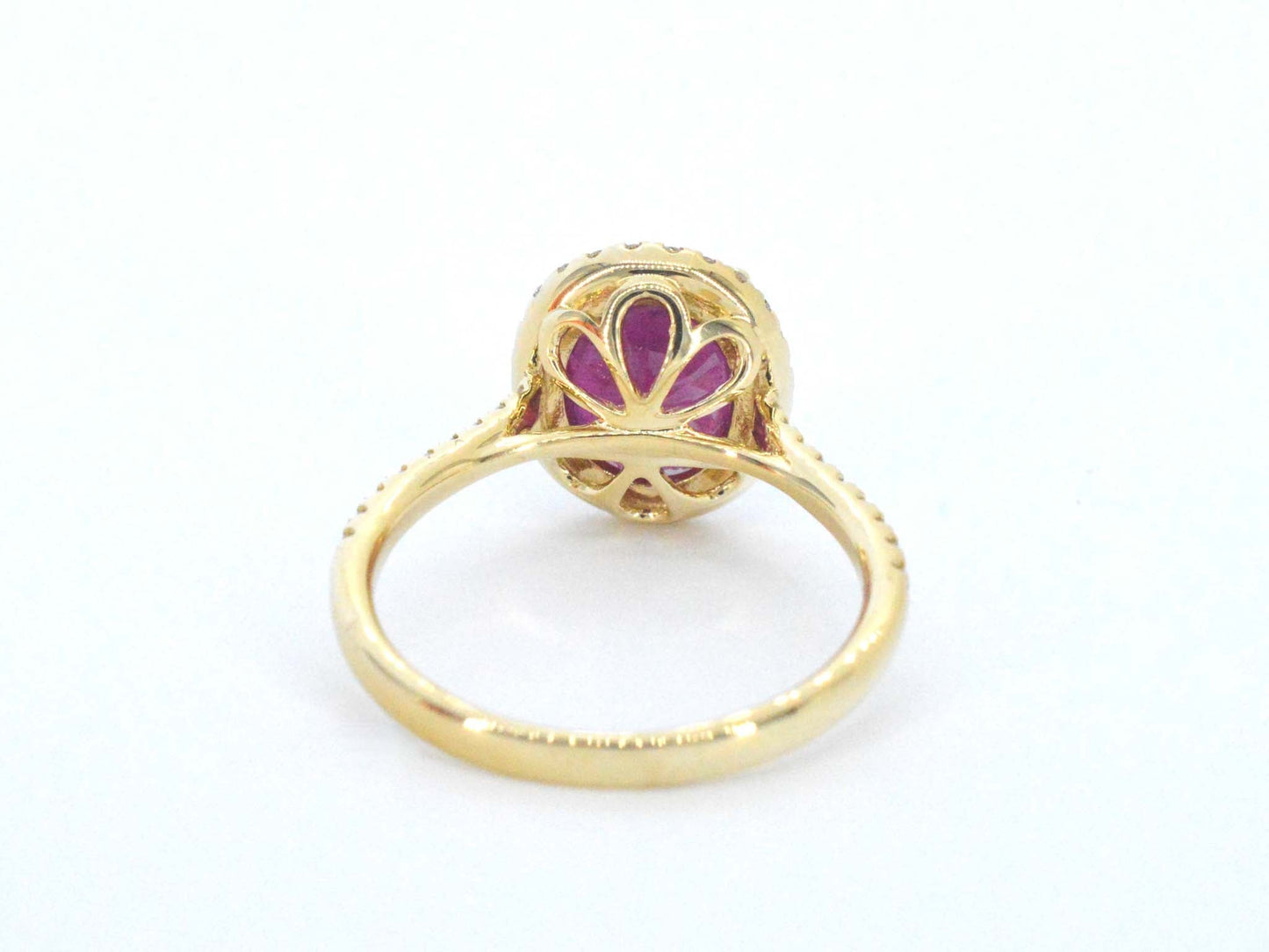 Gouden entourage ring met diamanten en robijn