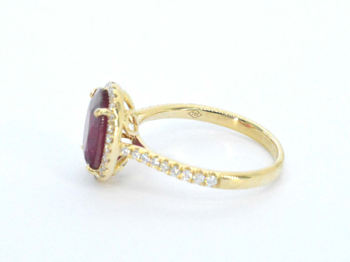 Gouden entourage ring met diamanten en robijn