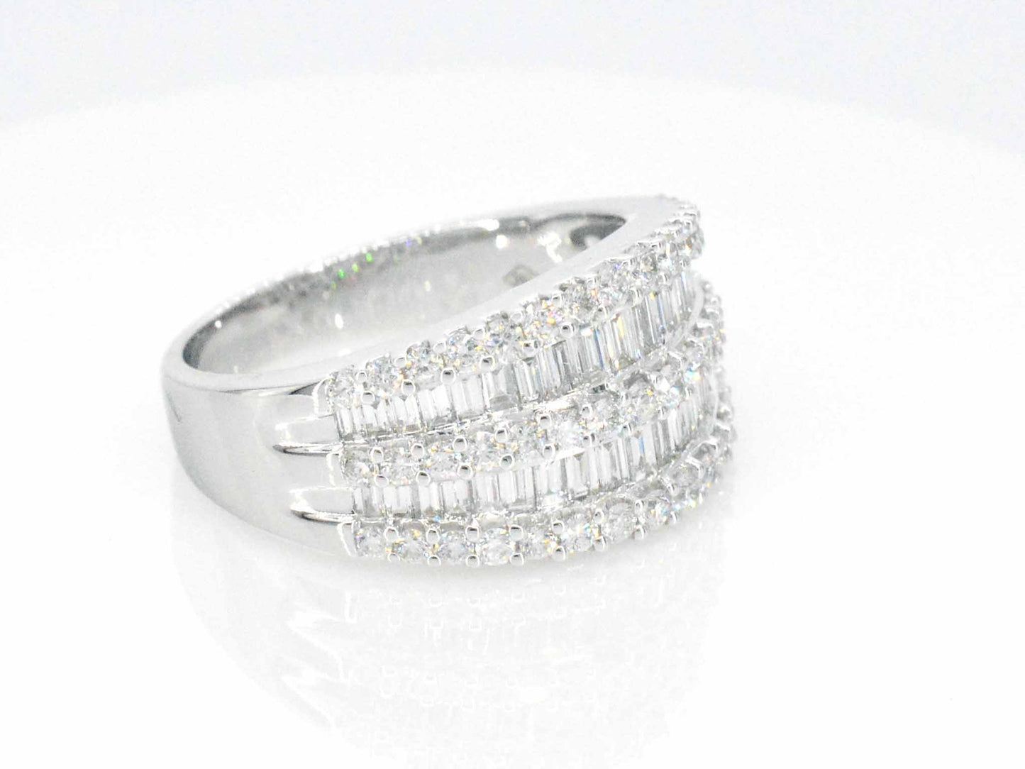 Witgouden ring met briljant en baguettes diamanten