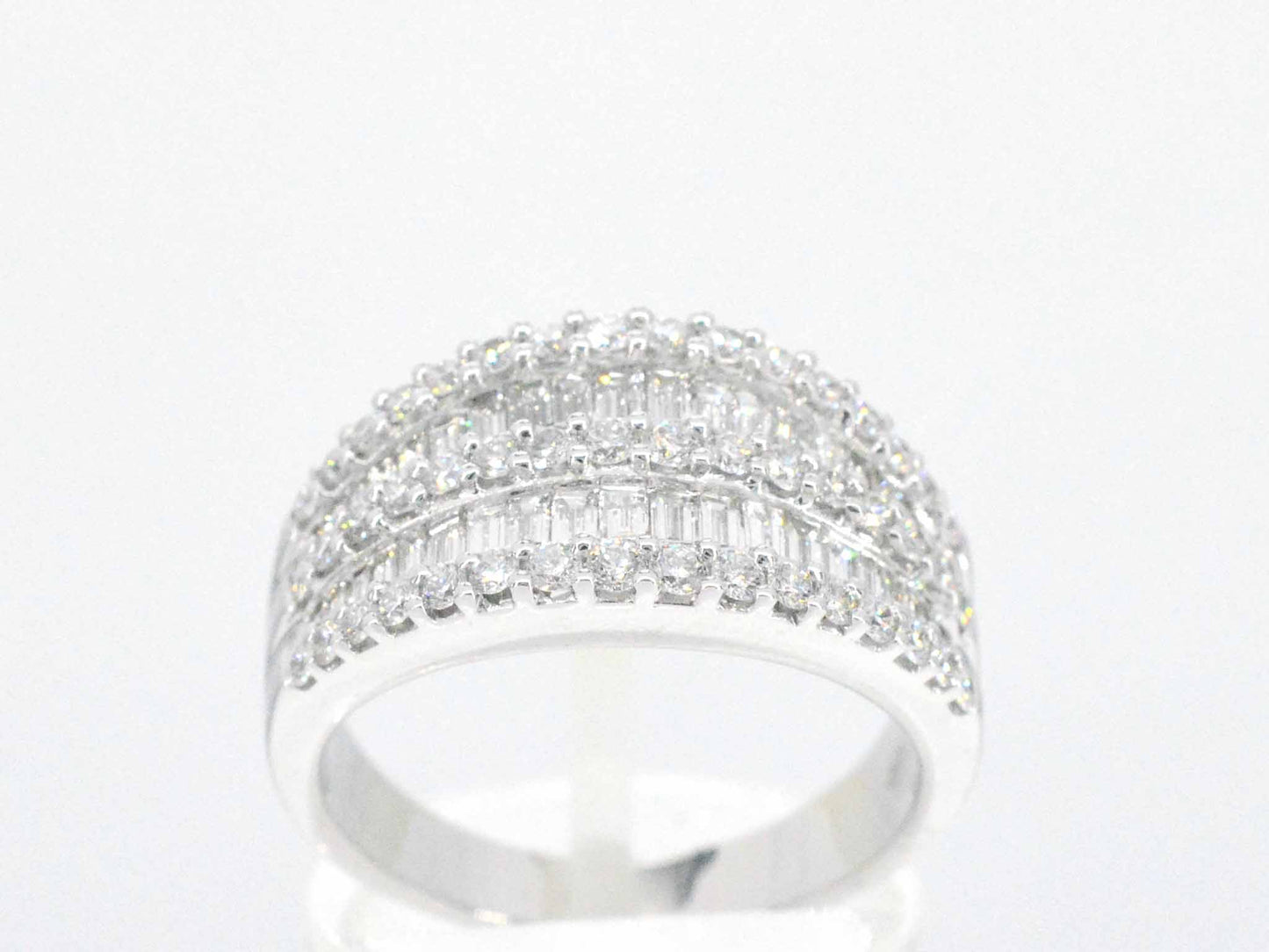 Witgouden ring met briljant en baguettes diamanten