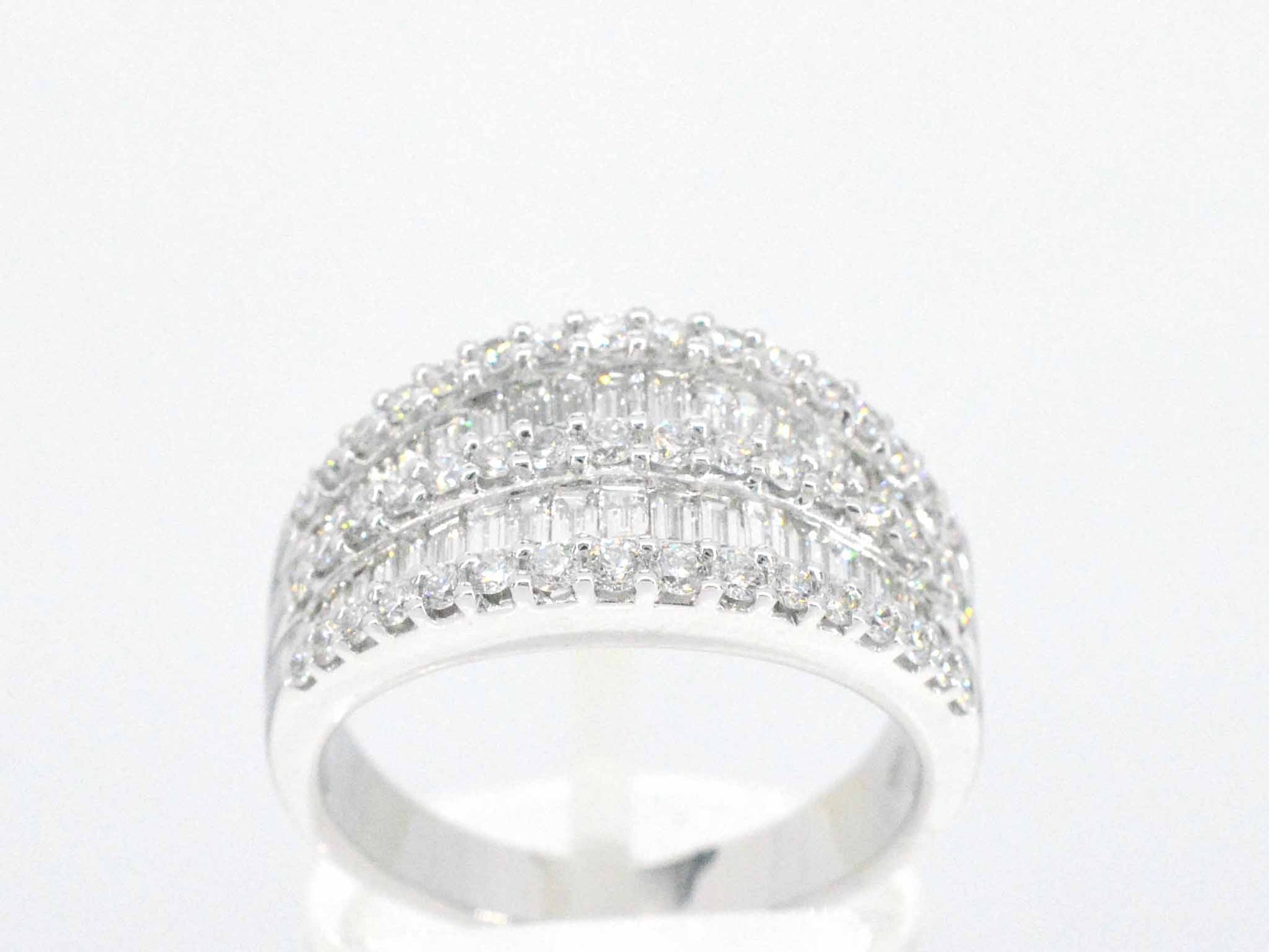 Witgouden ring met briljant en baguettes diamanten