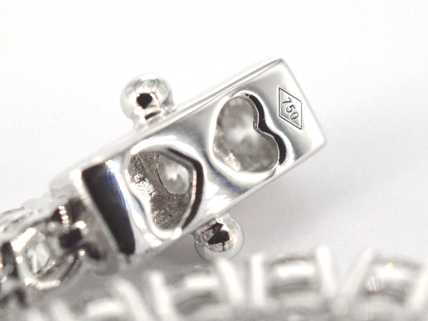 White gold tennis bracelet with 5.00 carat natural brilliant-cut diamonds