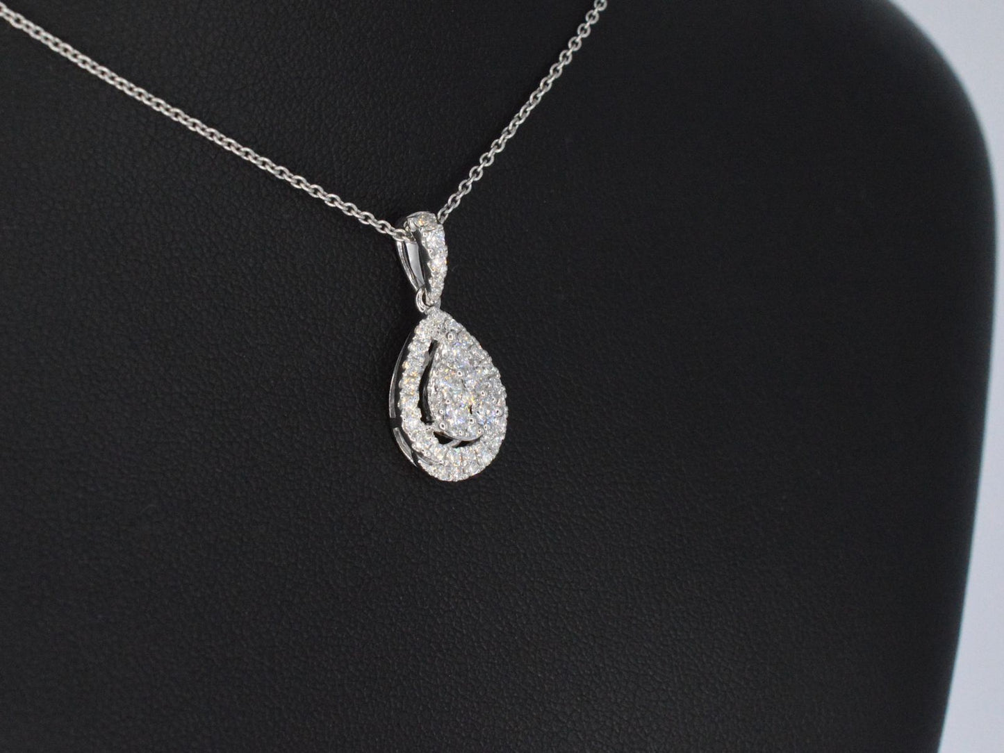 Witgouden hanger met diamanten pear shape