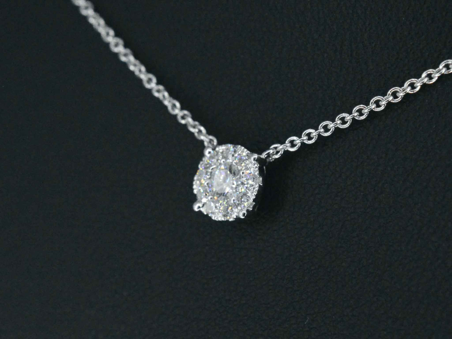 White gold necklace and pendant set with brilliant-cut diamonds